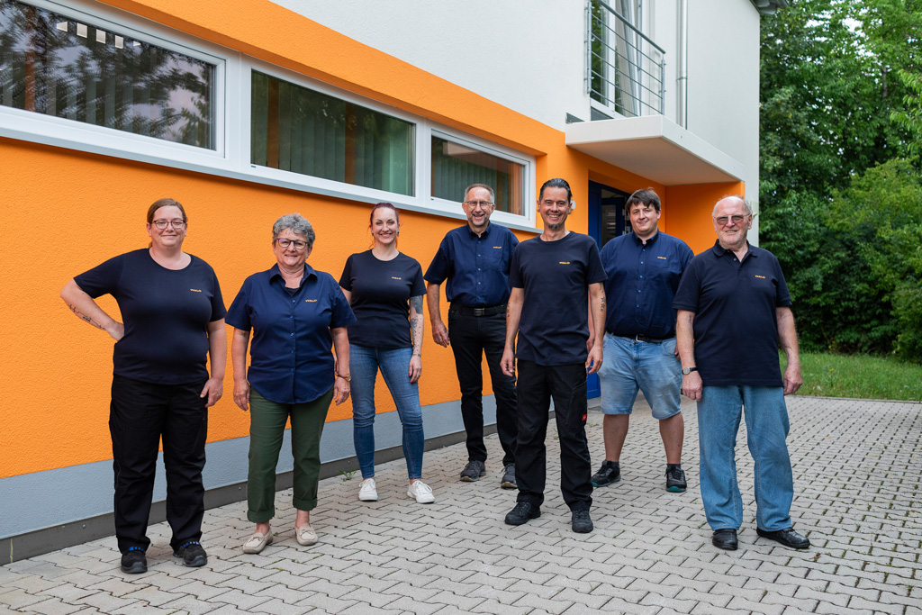 WALO-Team vor dem WALO Firmengebäude in Kaufering