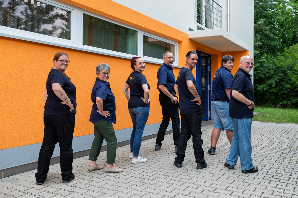 WALO-Team vor dem WALO Firmengebäude in Kaufering
